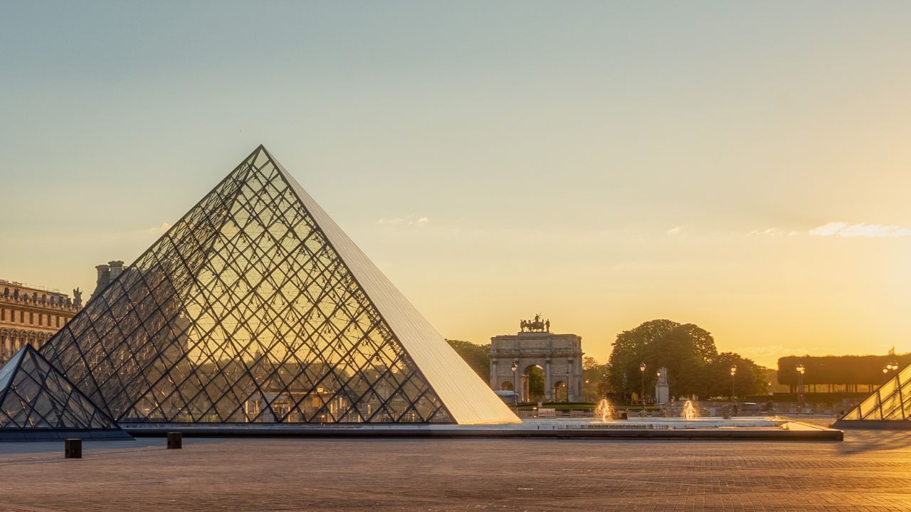 Louvre múzeum Piramis